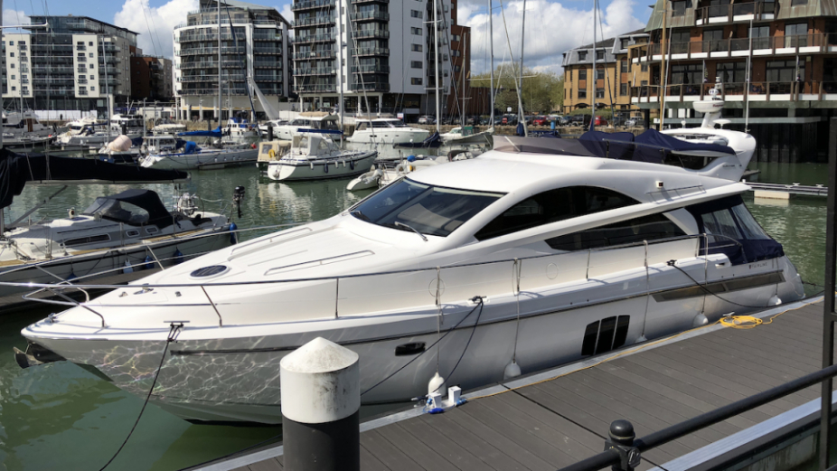 foto: 8 Fairline Phantom 48