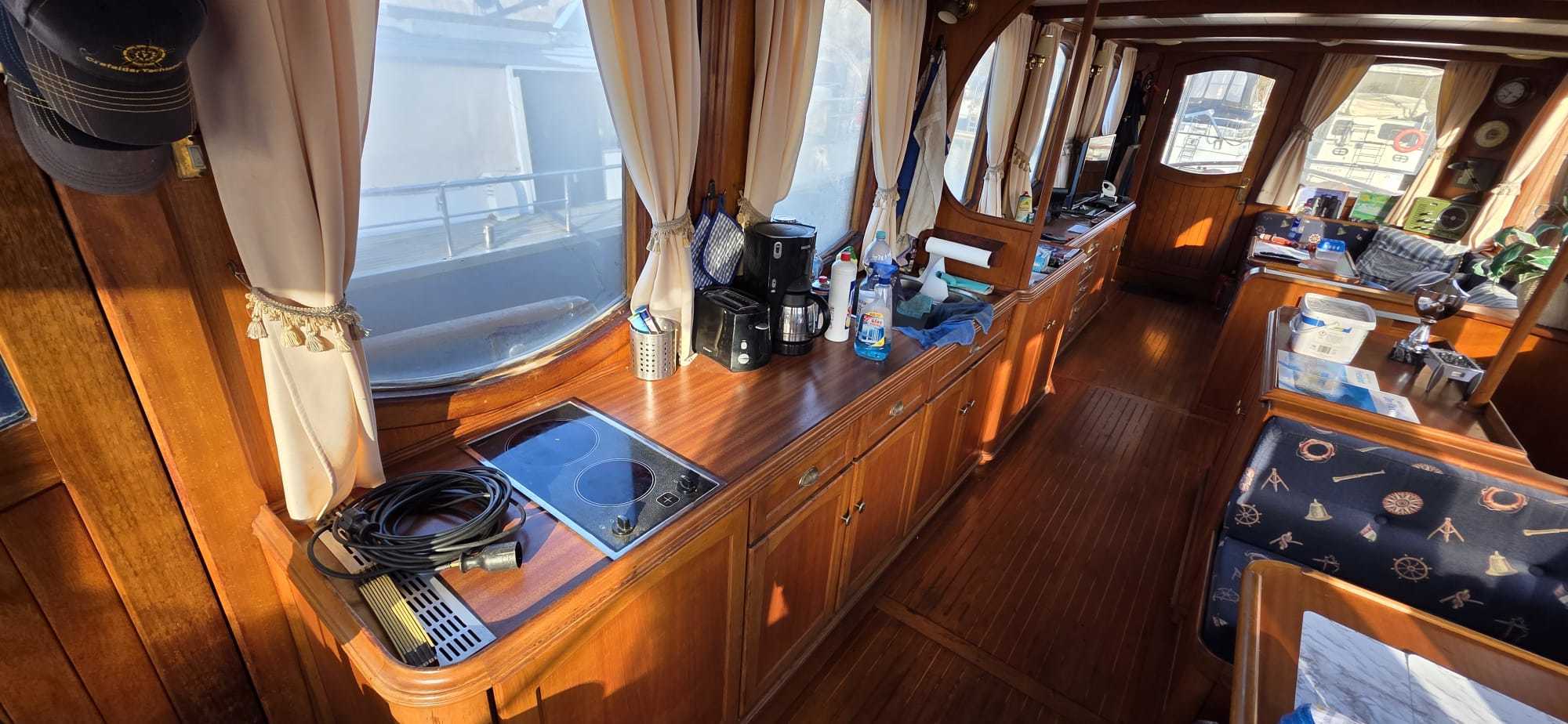 foto: 5 Classic Motor Yacht 14.85