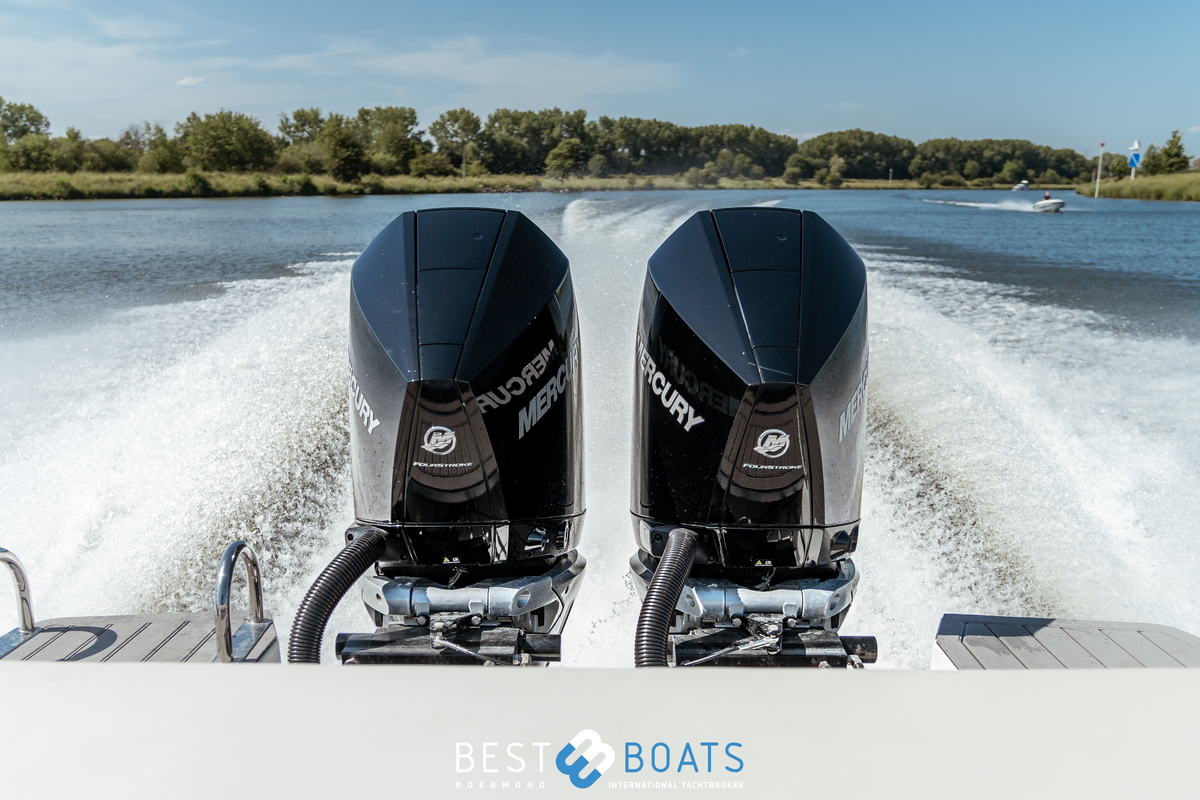 foto: 8 Pirelli 35 Outboard