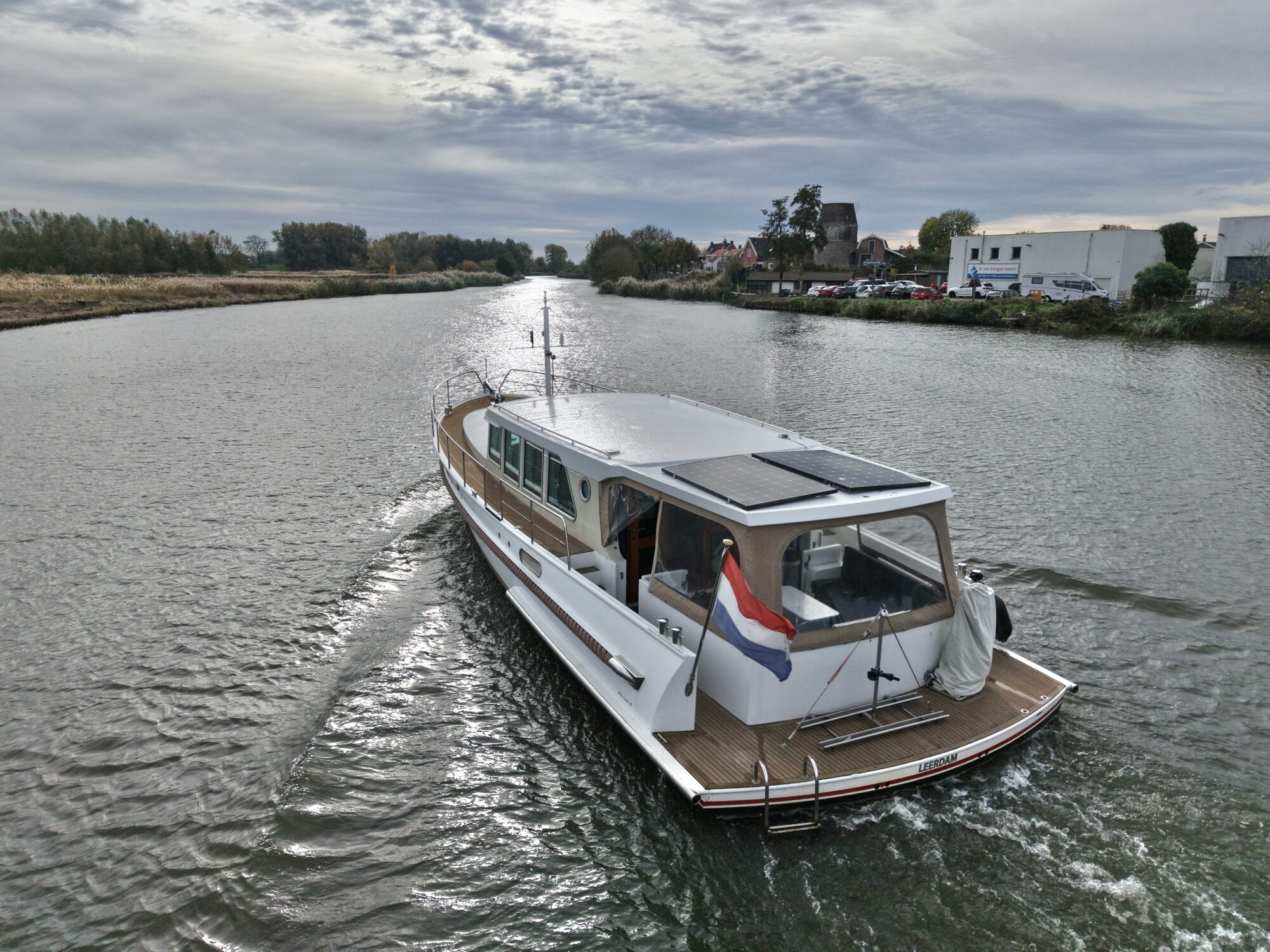 foto: 58 Serious Yachts Serious Yachts Gently Low Bridge 45 Sedan