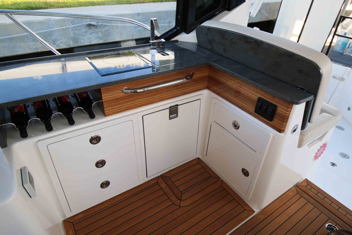 foto: 7 Boston Whaler 405 Conquest