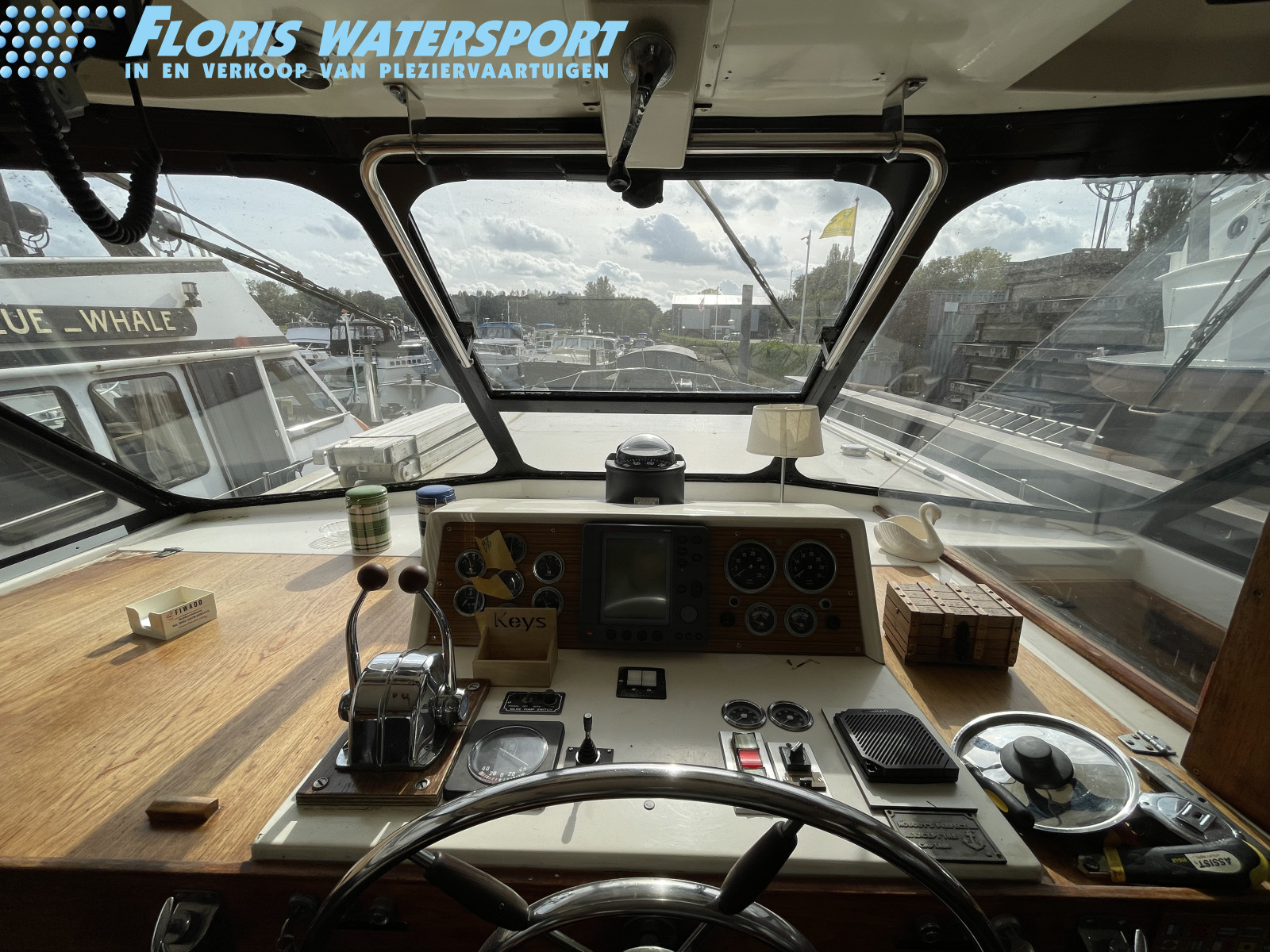 foto: 19 Trojan  44 Pilothouse