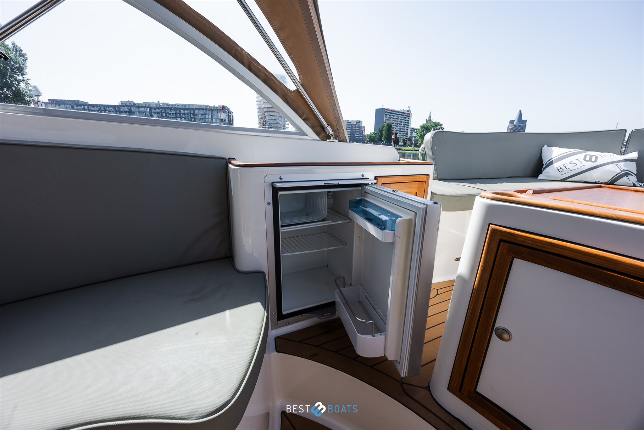 foto: 15 Interboat Intercruiser 27 Cabin