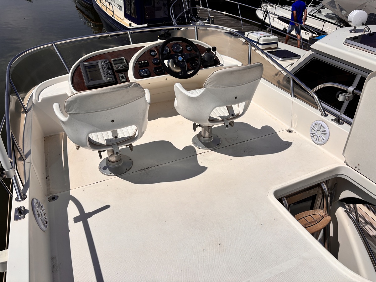 foto: 9 Rodman  30 Cruiser Flybridge 