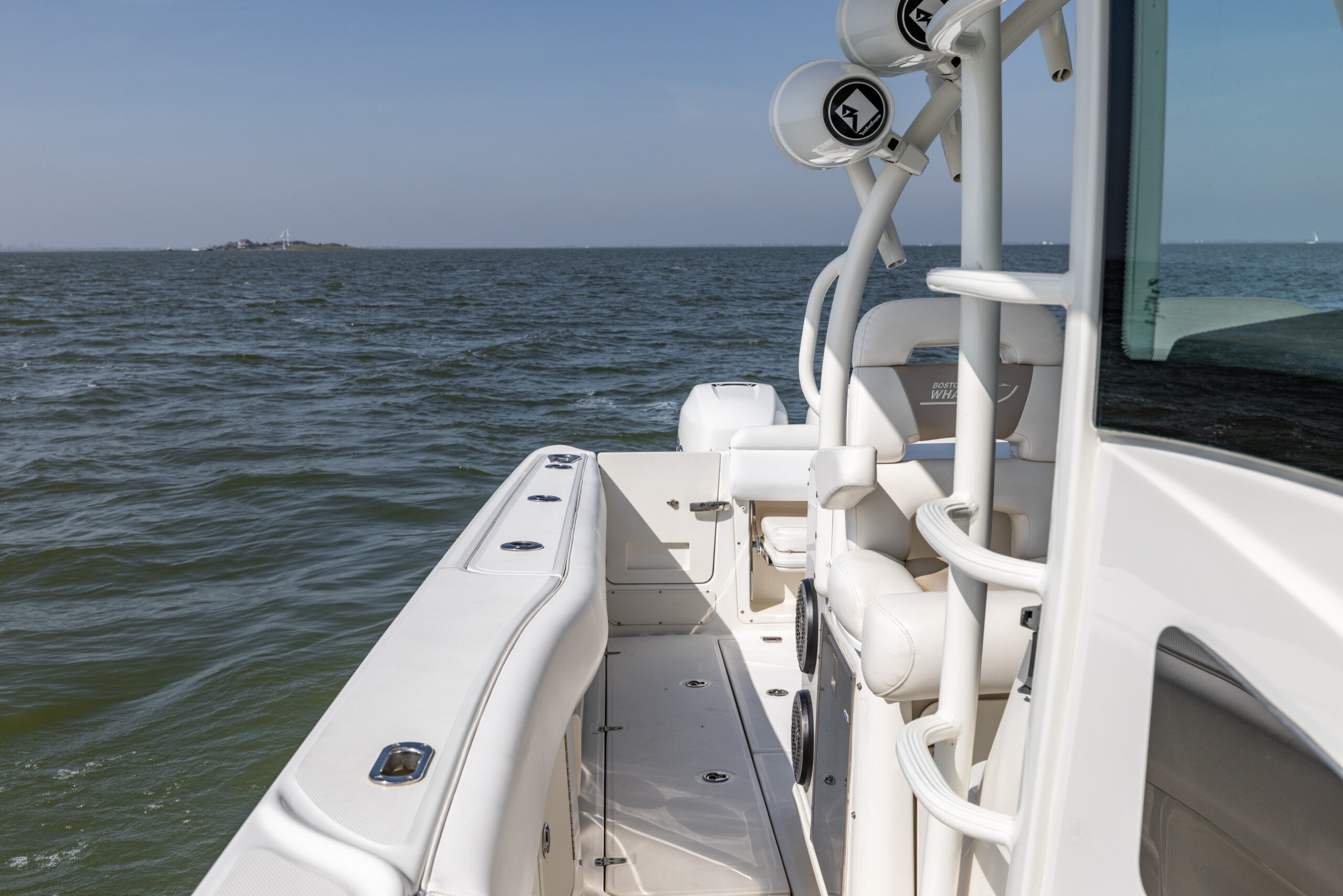 foto: 47 Boston Whaler 370 Outrage