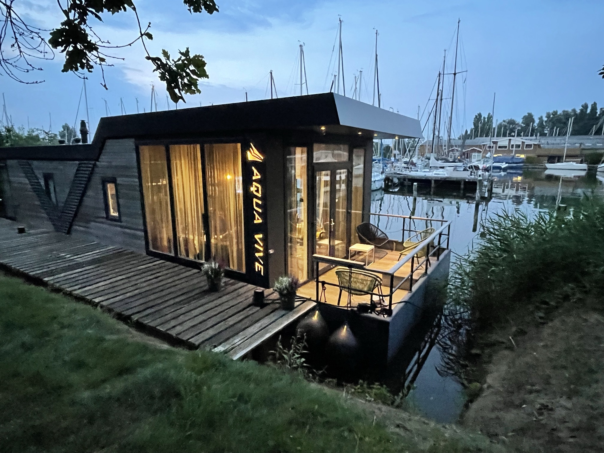 foto: 10 Aquavive Houseboat 1500 Met Vaste Overneembare Ligplaats In Warns