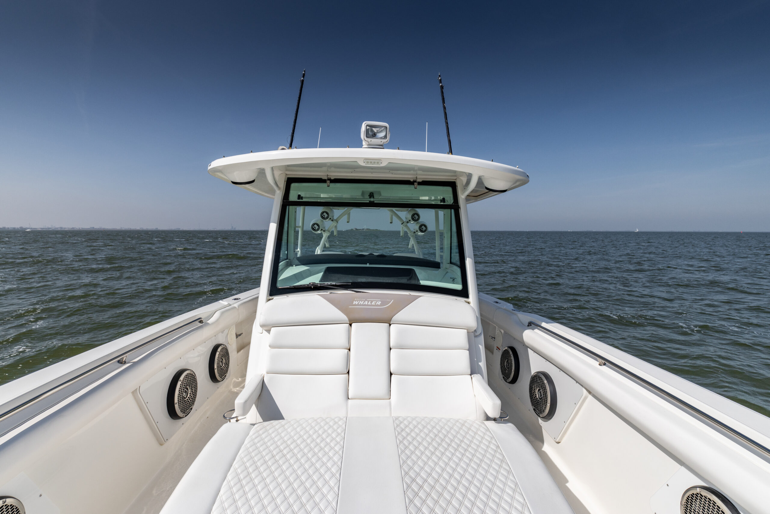 foto: 48 Boston Whaler 370 Outrage
