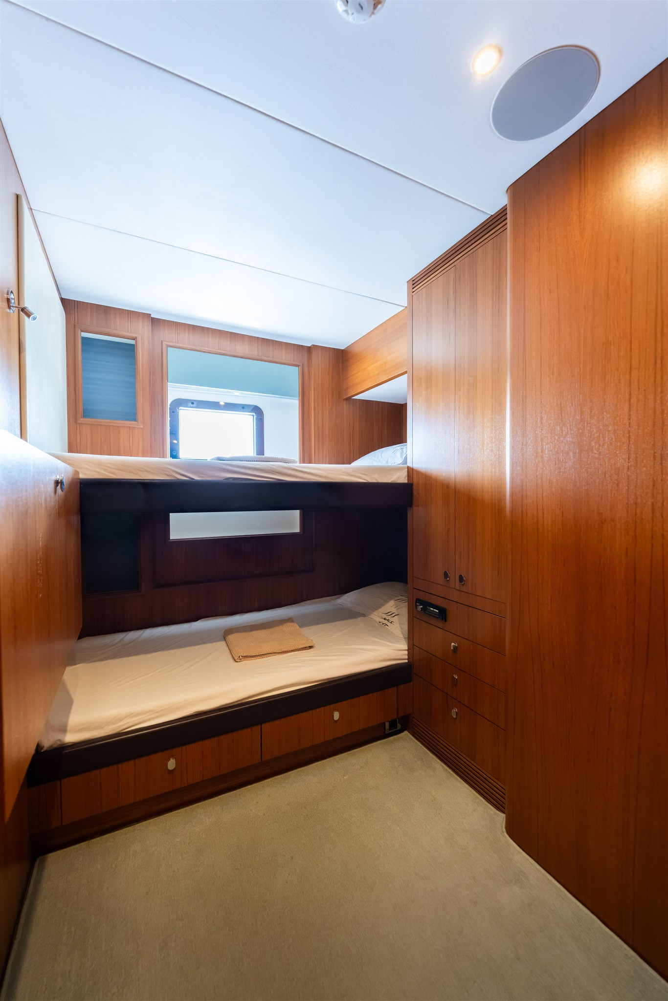 foto: 46 Van Der Valk Shipyard Custom Explorer