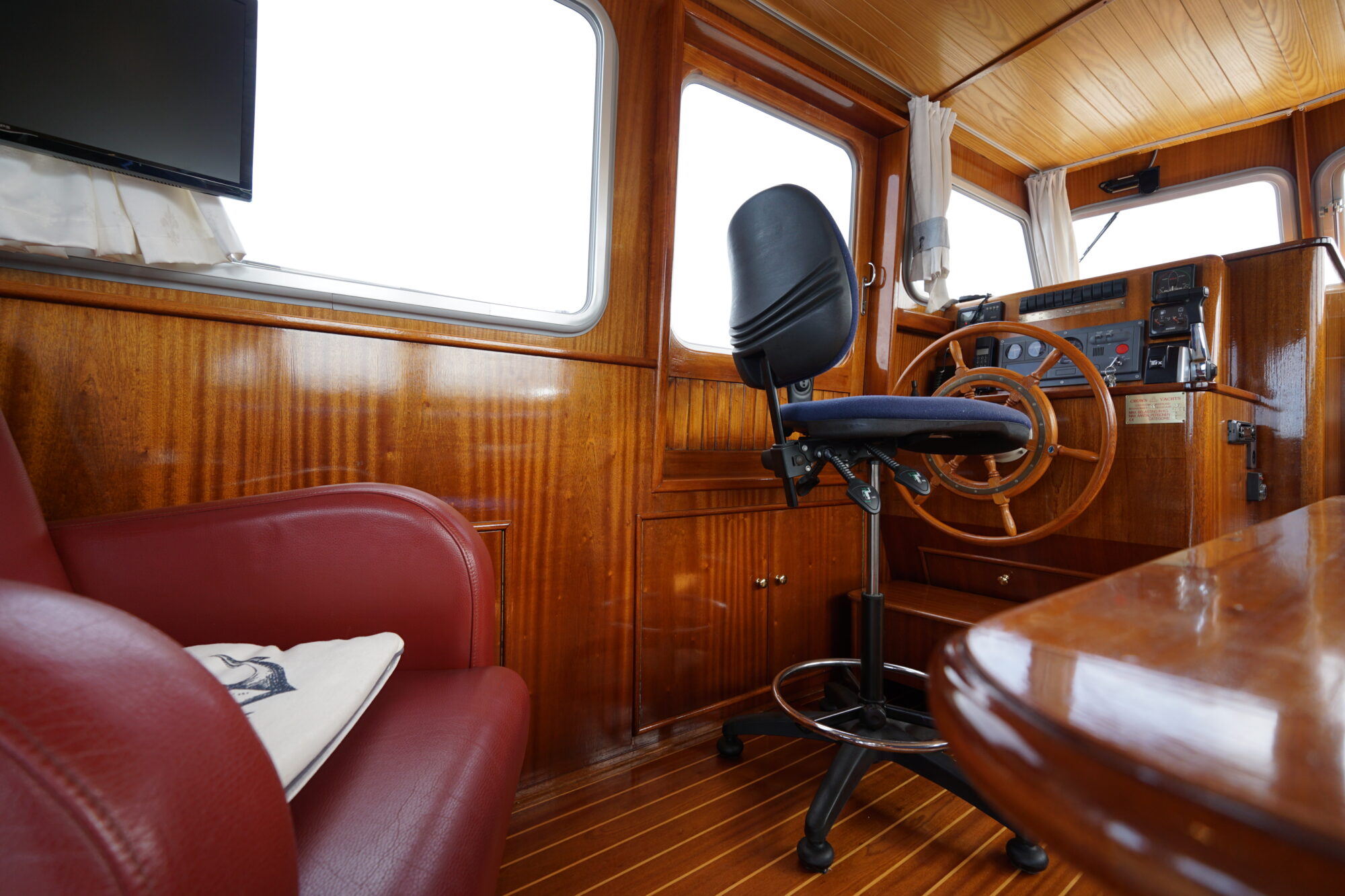 foto: 17 Crown yachts Crown Kruiser 10.90 ZLK Spiegeldeur
