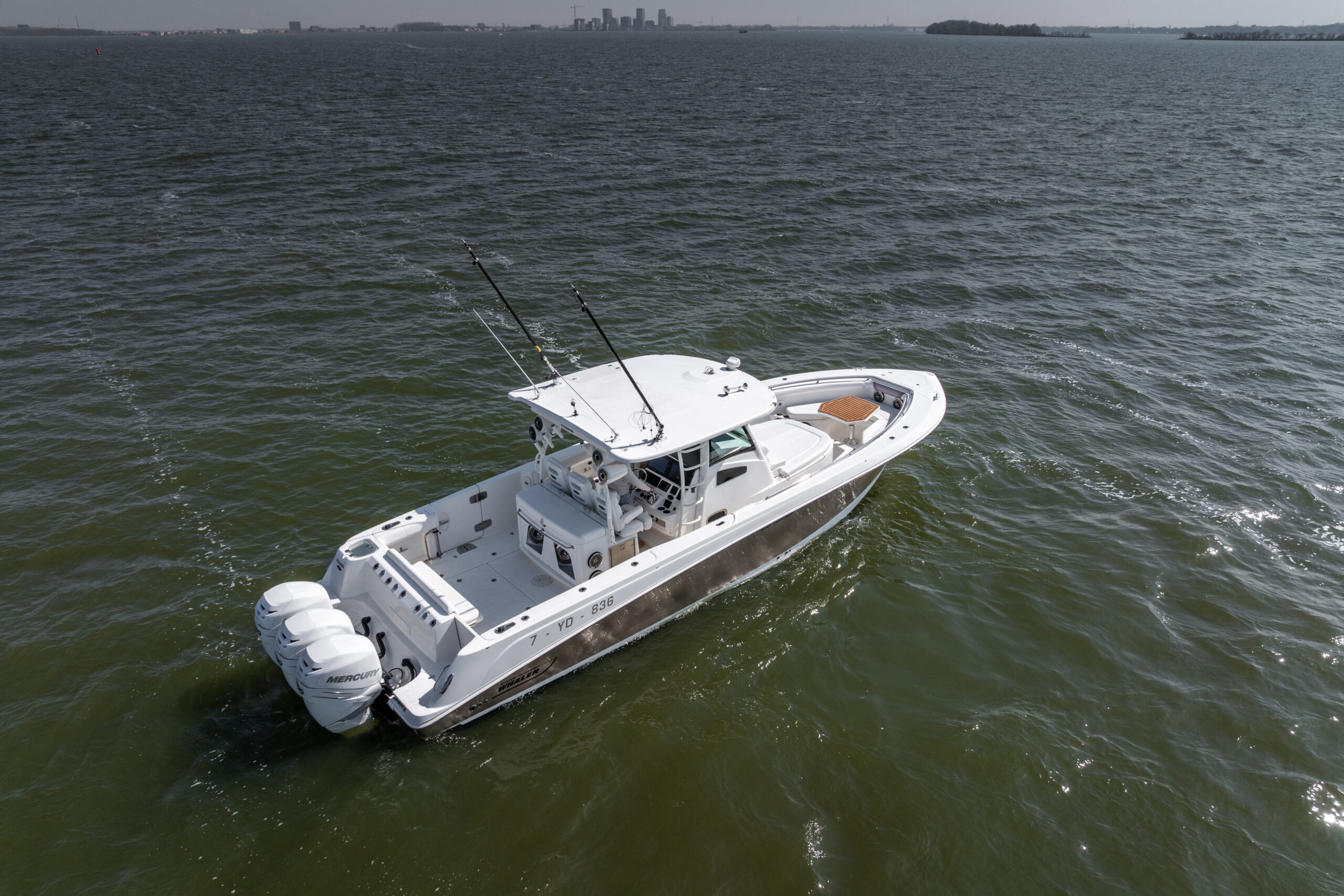 foto: 36 Boston Whaler 370 Outrage