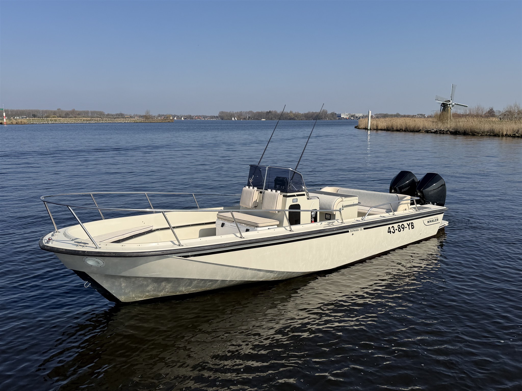 hoofdfoto: 1 Boston Whaler OUTRAGE 25