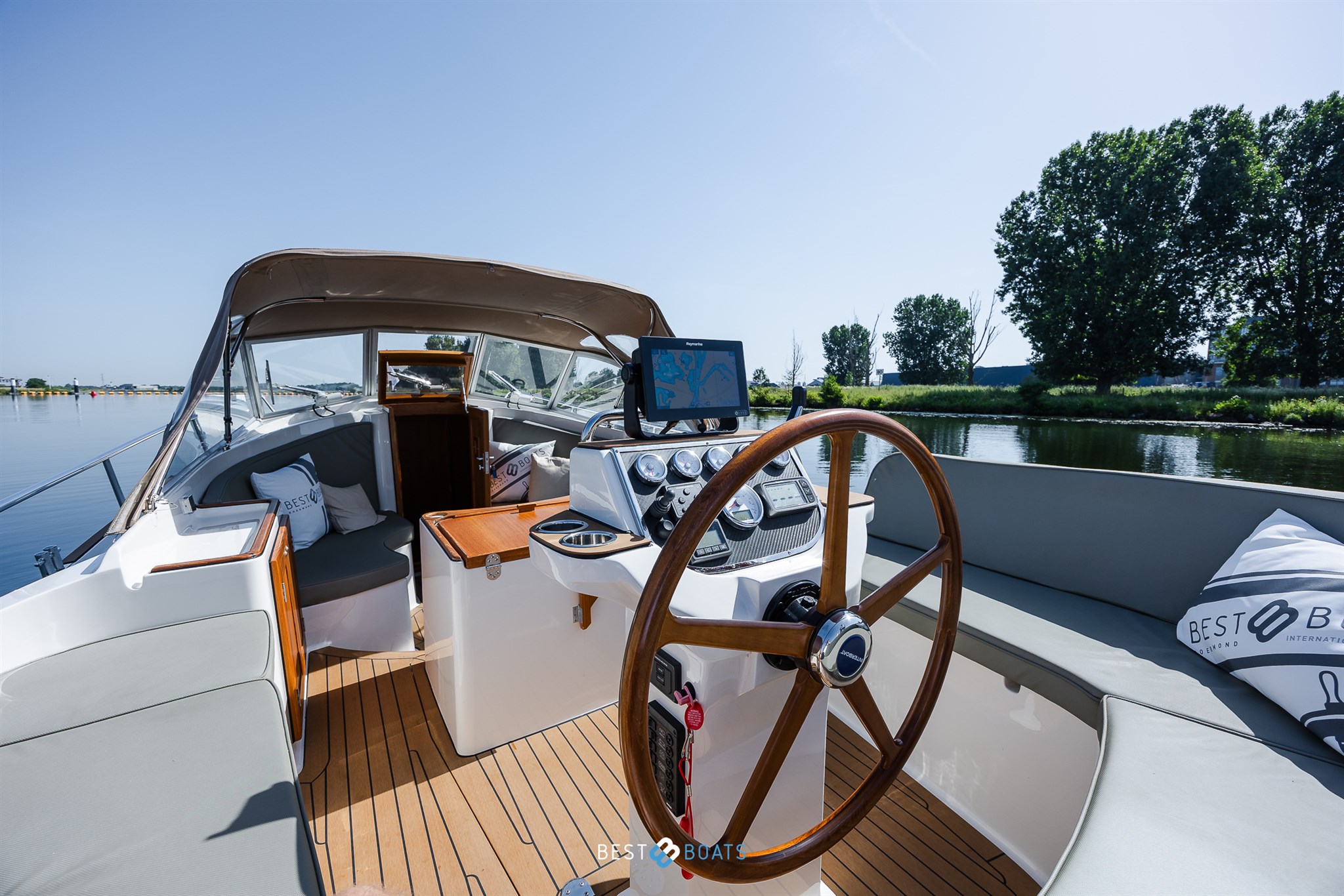 foto: 17 Interboat Intercruiser 27 Cabin