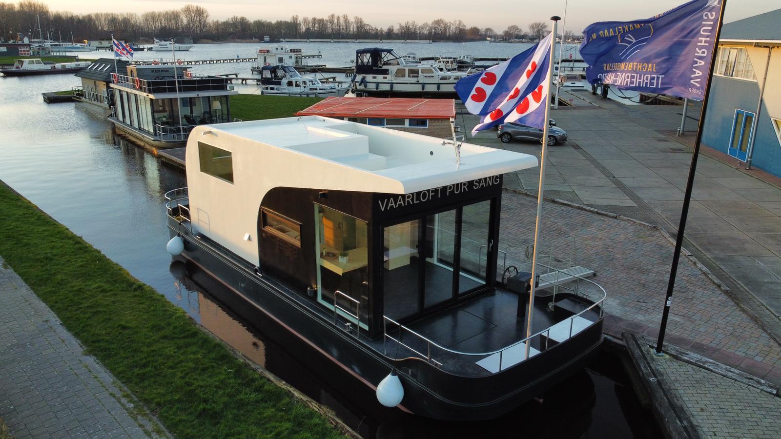 foto: 21 HOMESHIP VaarLoft Volledig Elektrische Houseboat