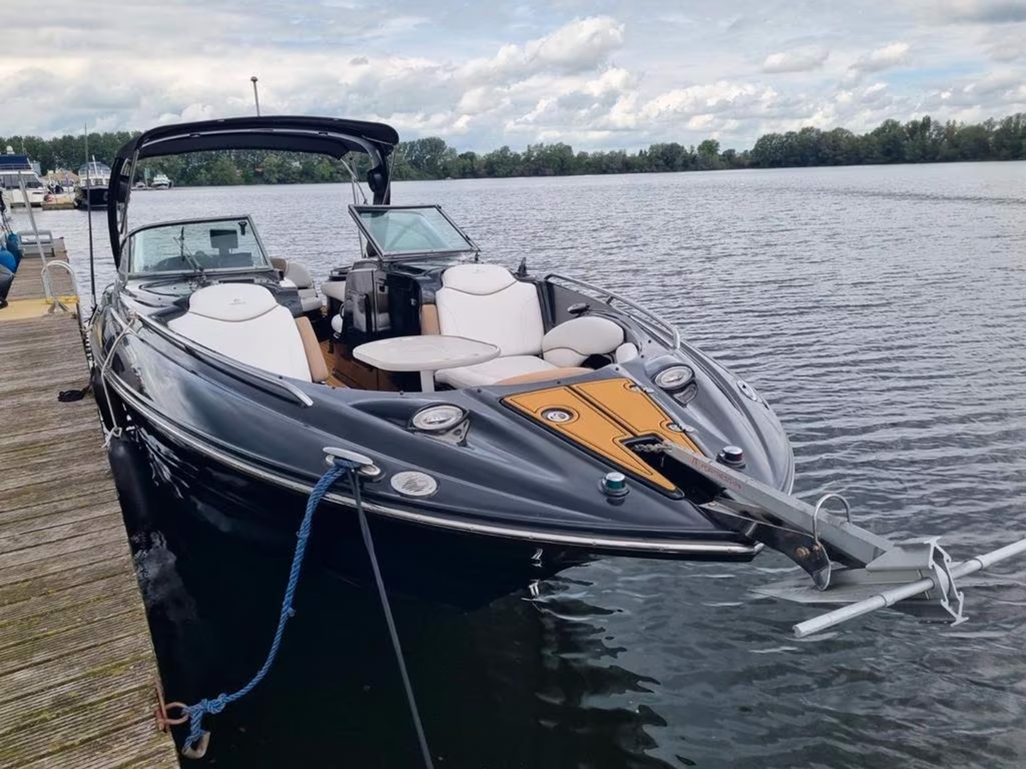 foto: 16 Crownline 320 bowrider black