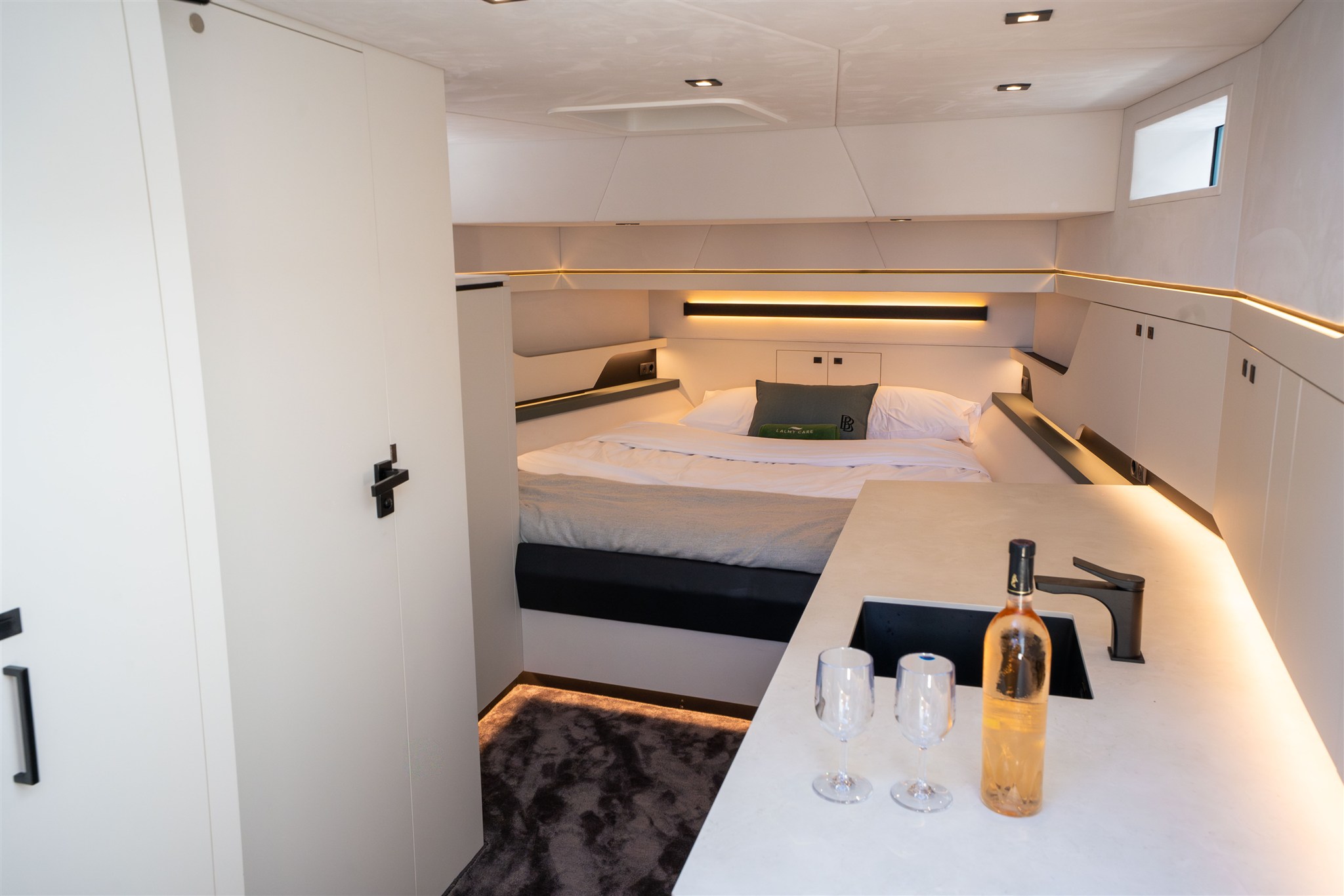 foto: 12 Vanquish Yachts VQ 54
