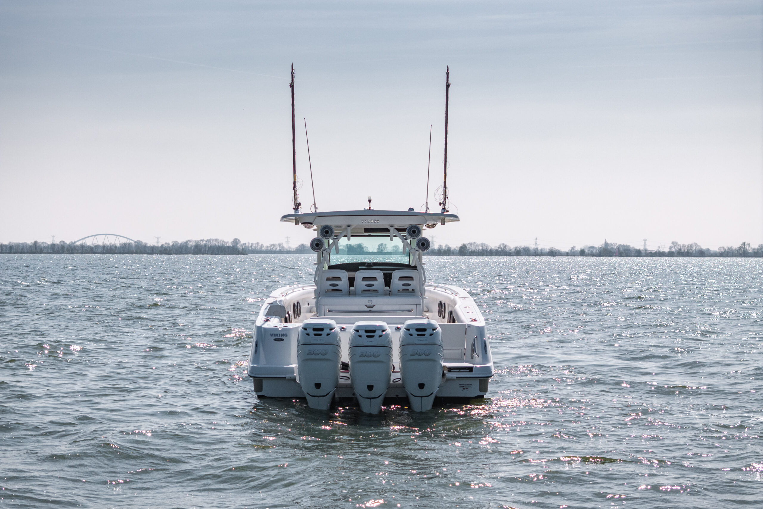 foto: 54 Boston Whaler 370 Outrage