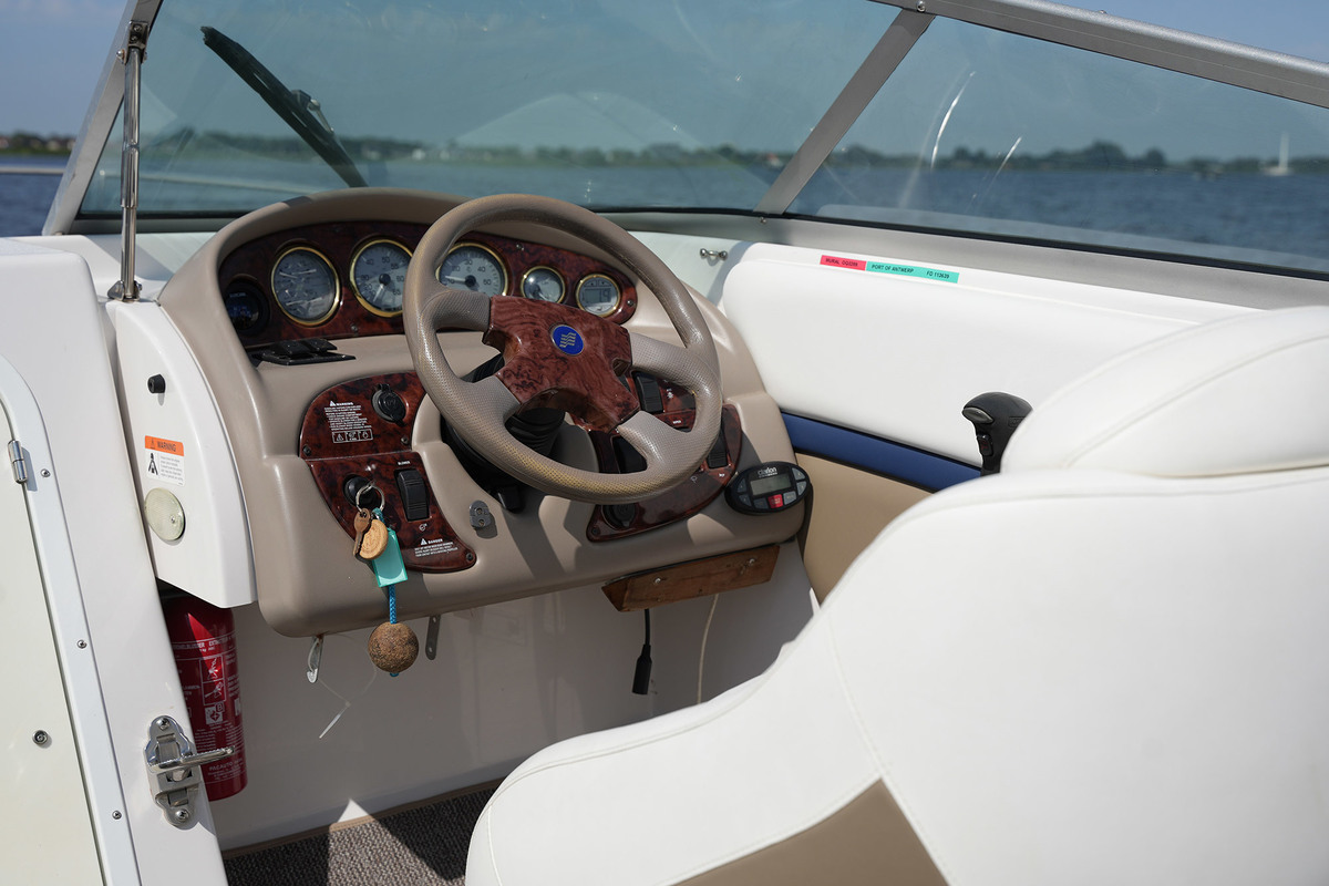 foto: 9 Four Winns 225 Sundowner