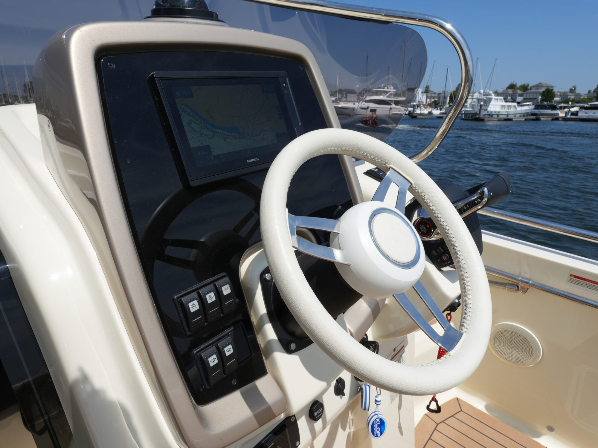 foto: 17 Invictus Invictus 270 CX