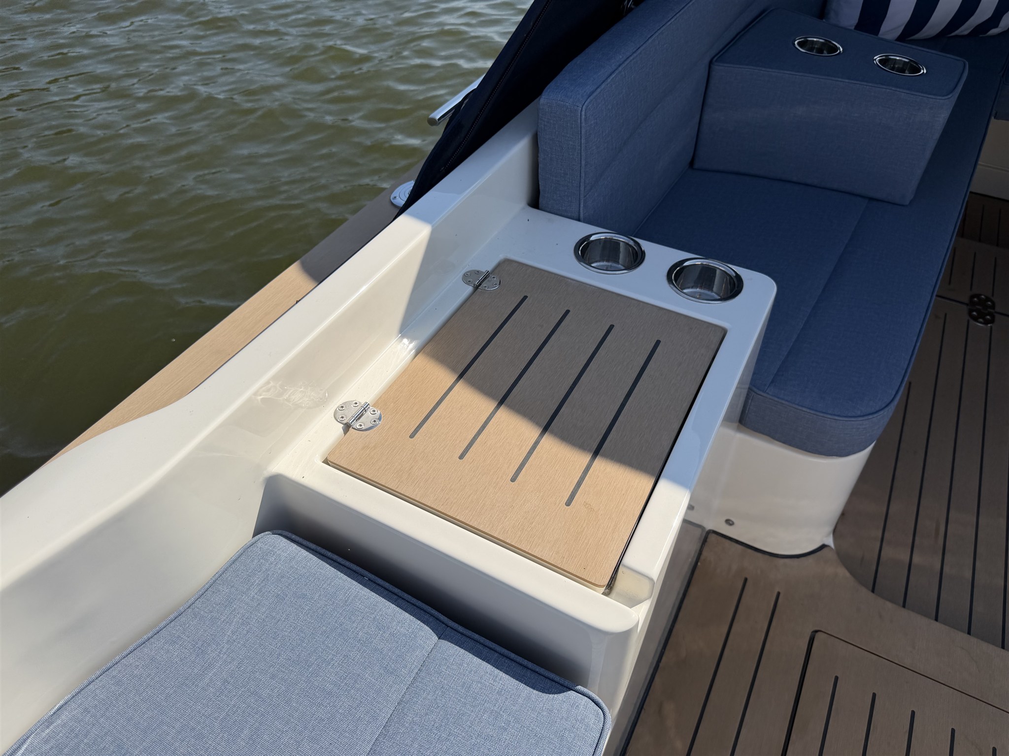 foto: 19 Interboat Intender 750 Cabin