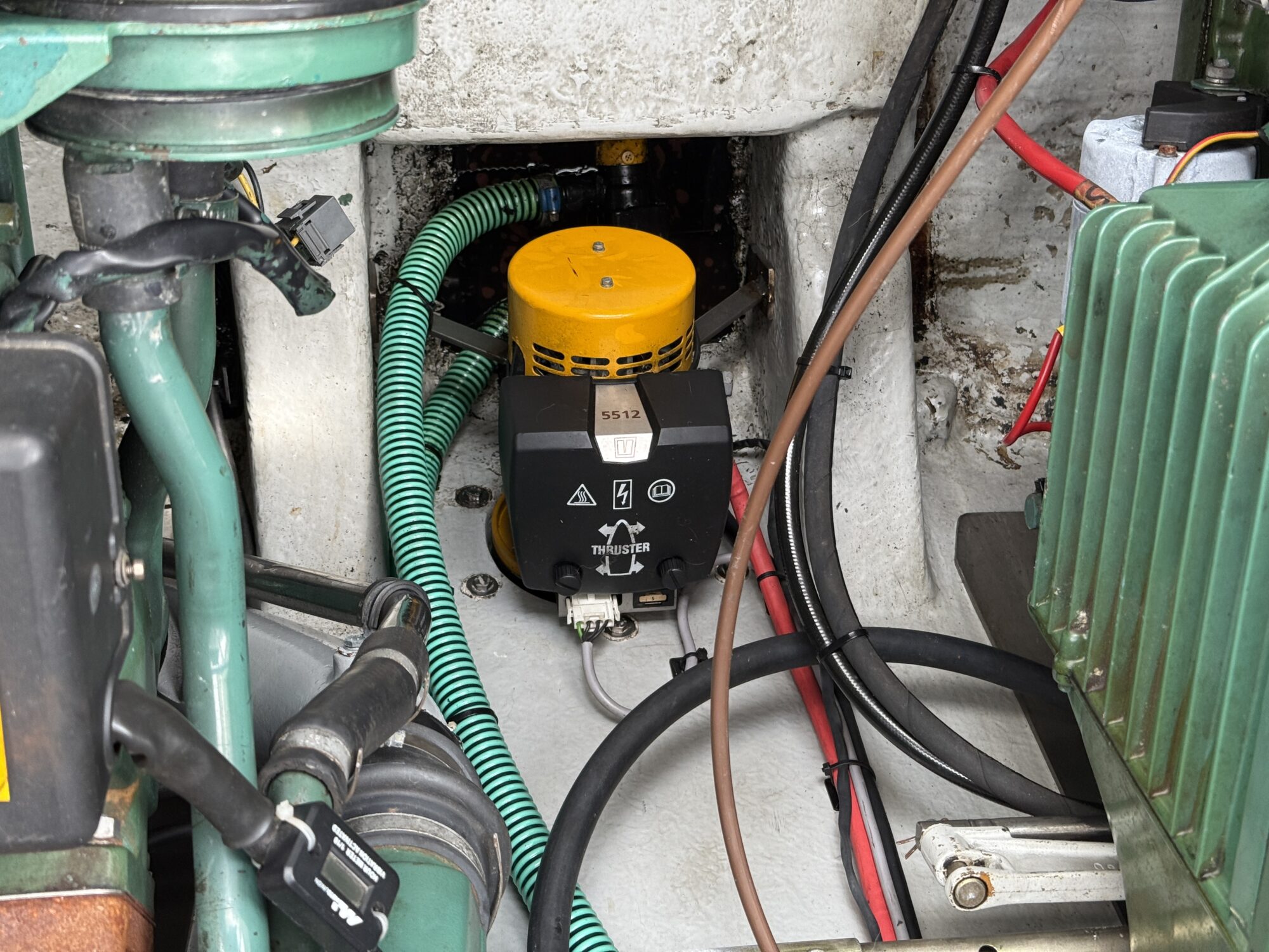 foto: 23 Sealine Sealine 328 Sport Bridge