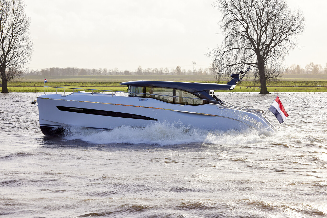 foto: 10 Van den Hoven Voyager 50