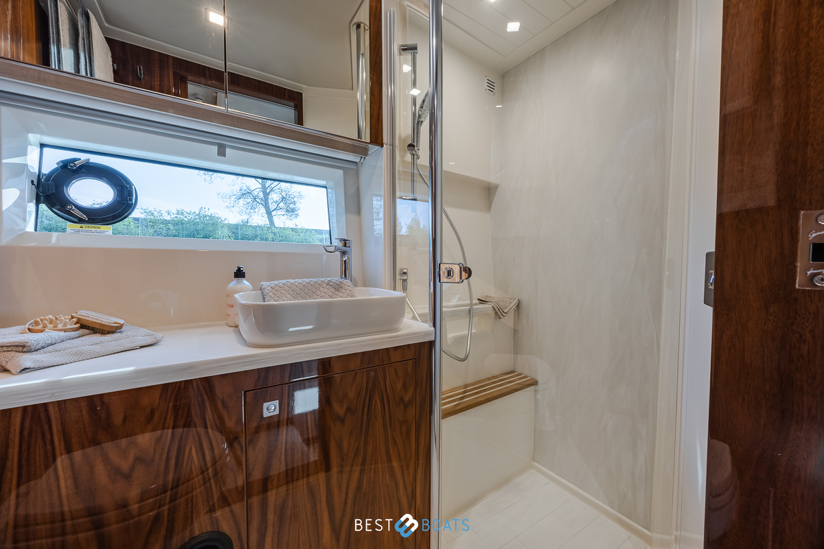 foto: 29 Riviera 4600 SPORT YACHT-PLATINUM EDITION
