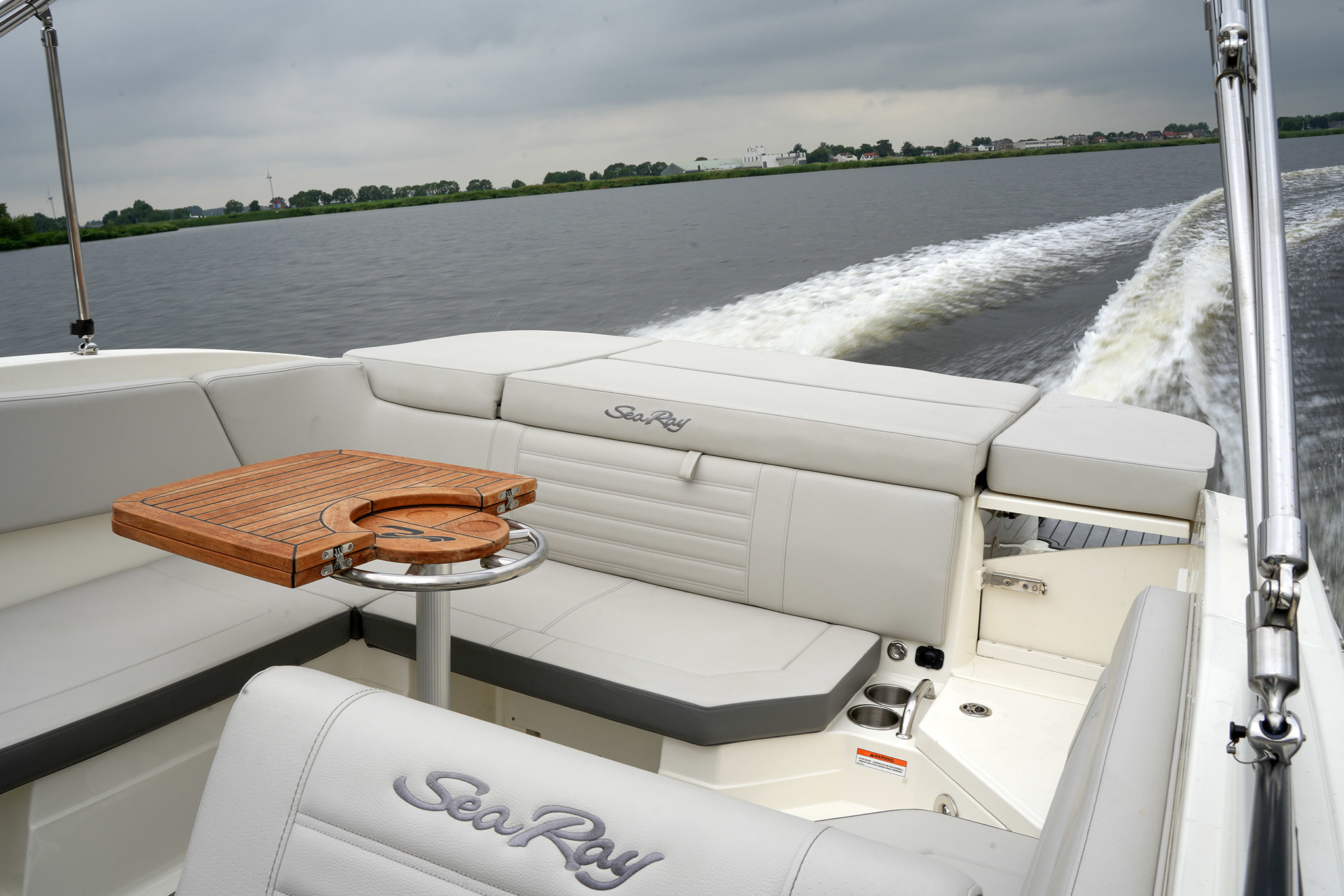 foto: 10 Sea Ray SPX 230