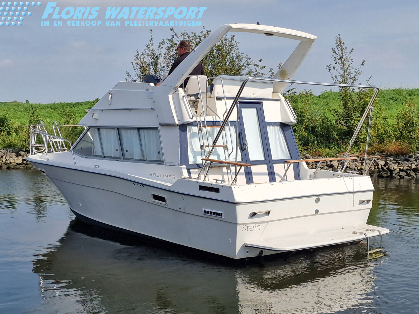 foto: 18 Bayliner 2858 Fly