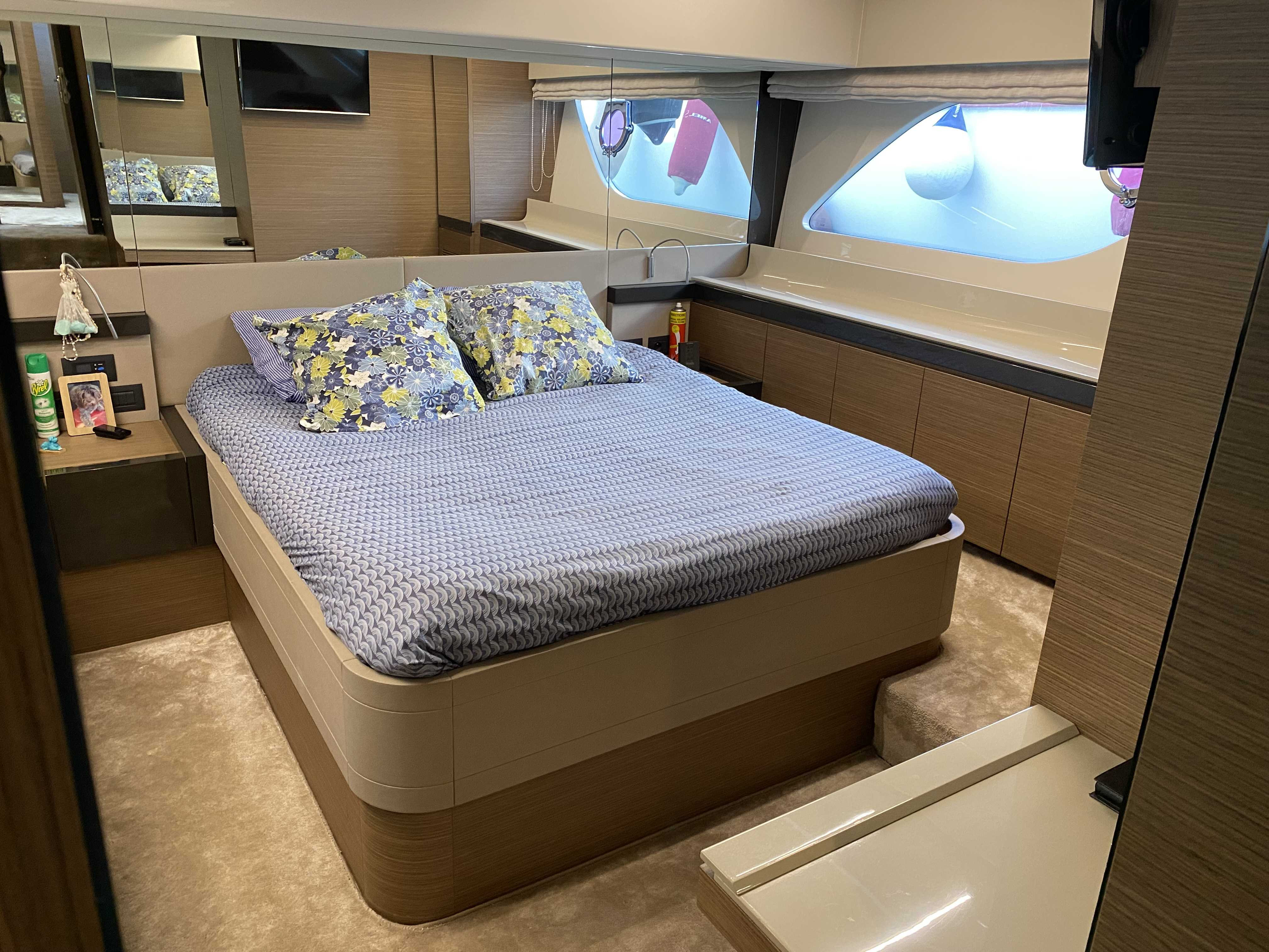 foto: 10 Ferretti 550