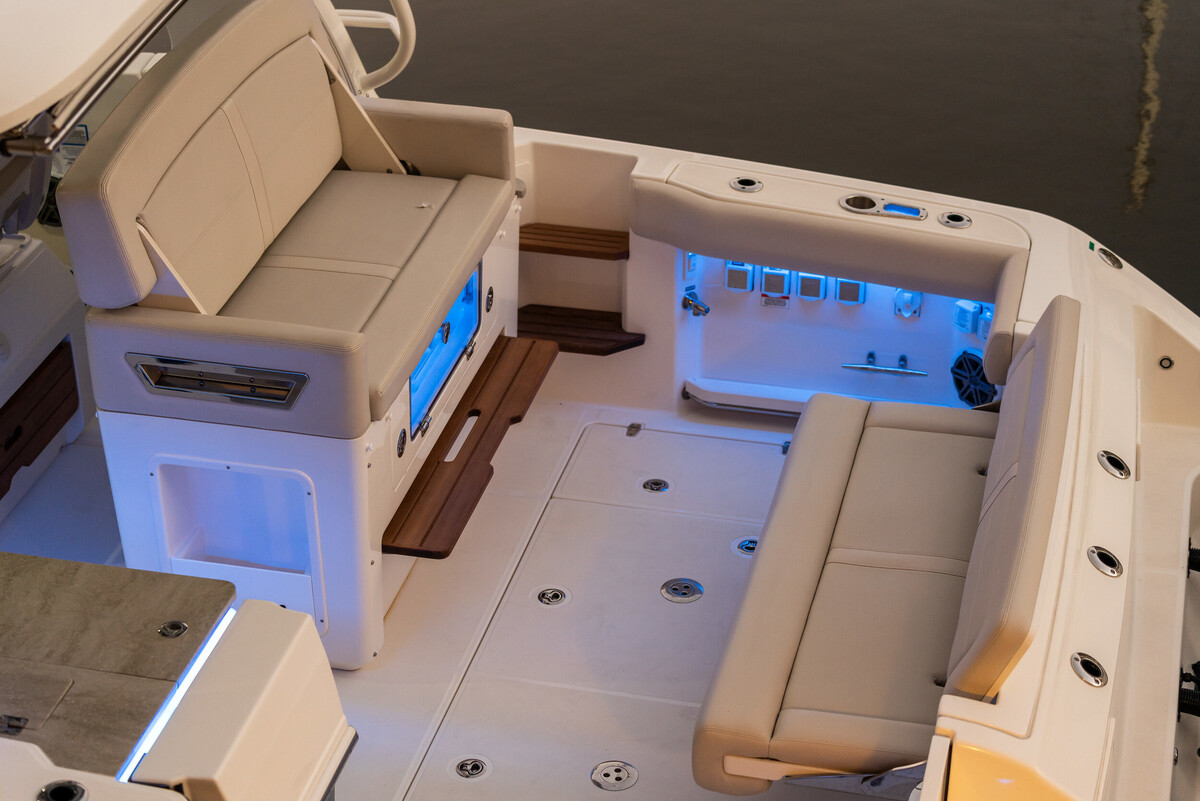 foto: 26 Boston Whaler 380 Realm