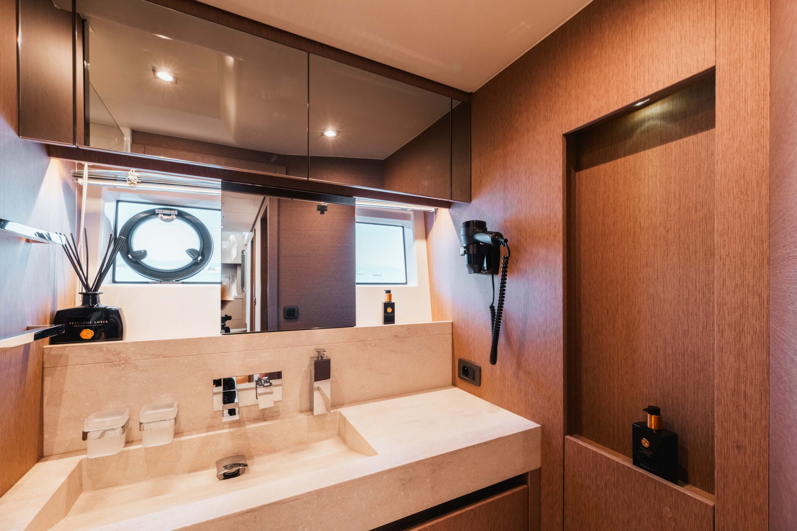 foto: 61 Prestige 690 flybridge