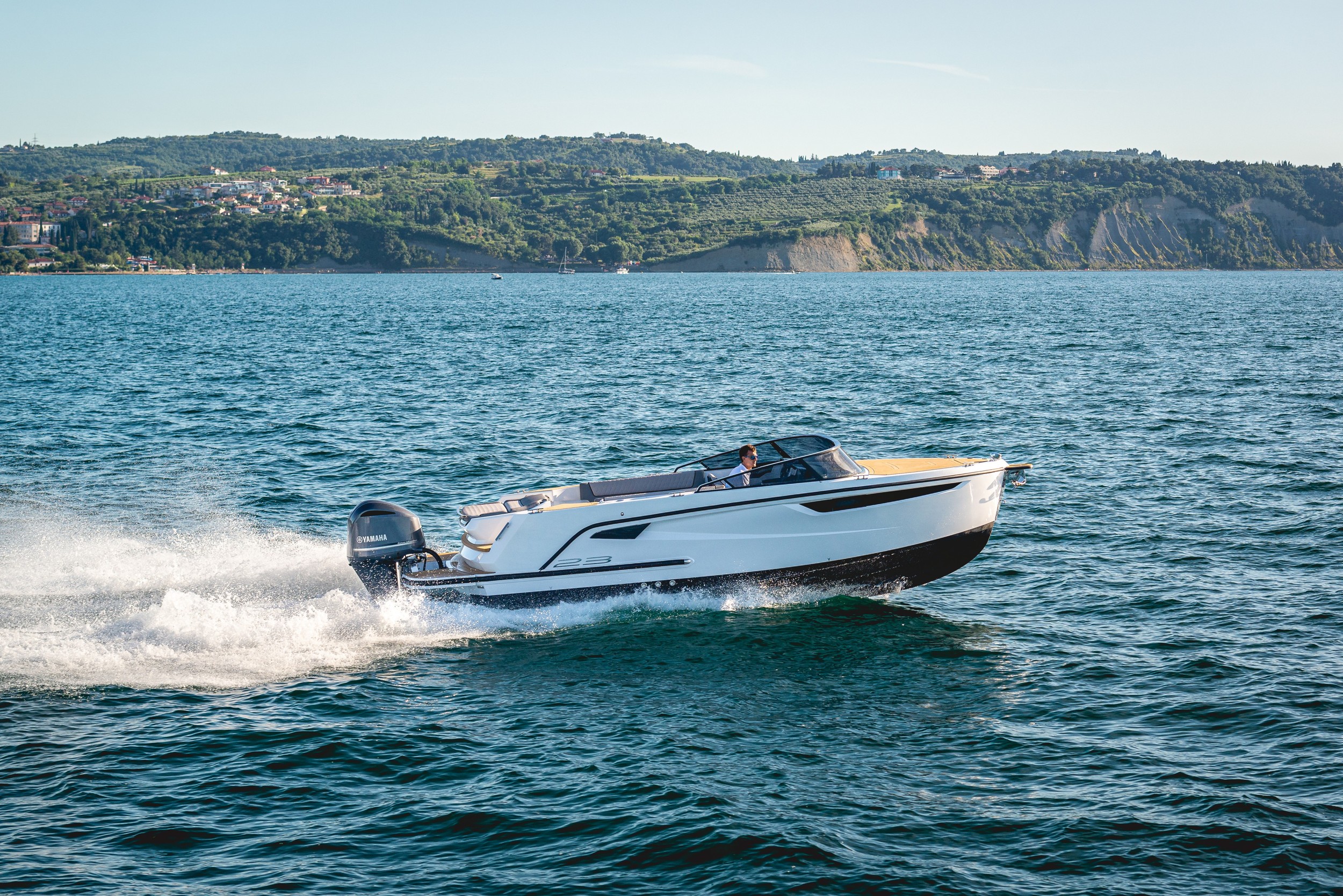 hoofdfoto: 1 Alfastreet Marine 25 Cabin Evolution - Outboard Series