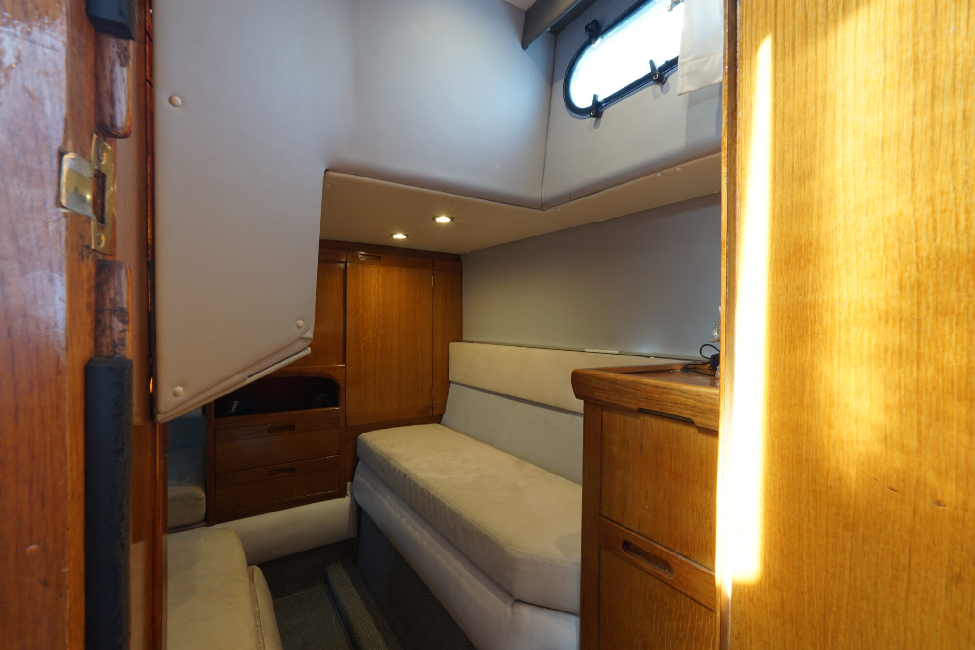 foto: 17 Sealine Sealine 328 Sport Bridge