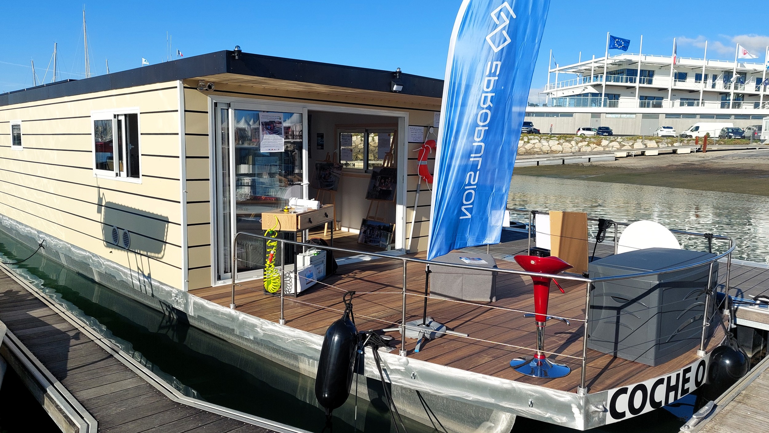 foto: 6 PHOEBUS COCHE SOLAIRE  LECTRICAL SELF POWERED BOAT Catamaran Standaard