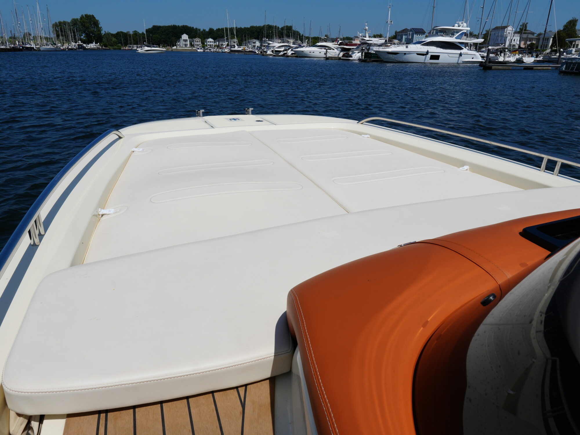 foto: 16 Invictus Invictus 270 CX