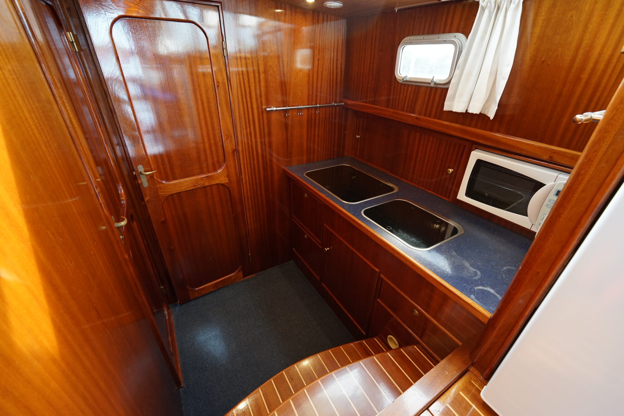 foto: 18 Crown yachts Crown Kruiser 10.90 ZLK Spiegeldeur
