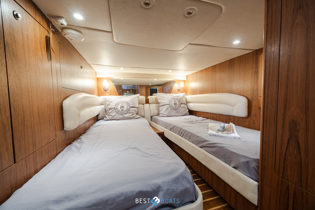 foto: 17 Tiara 4300 Sovran