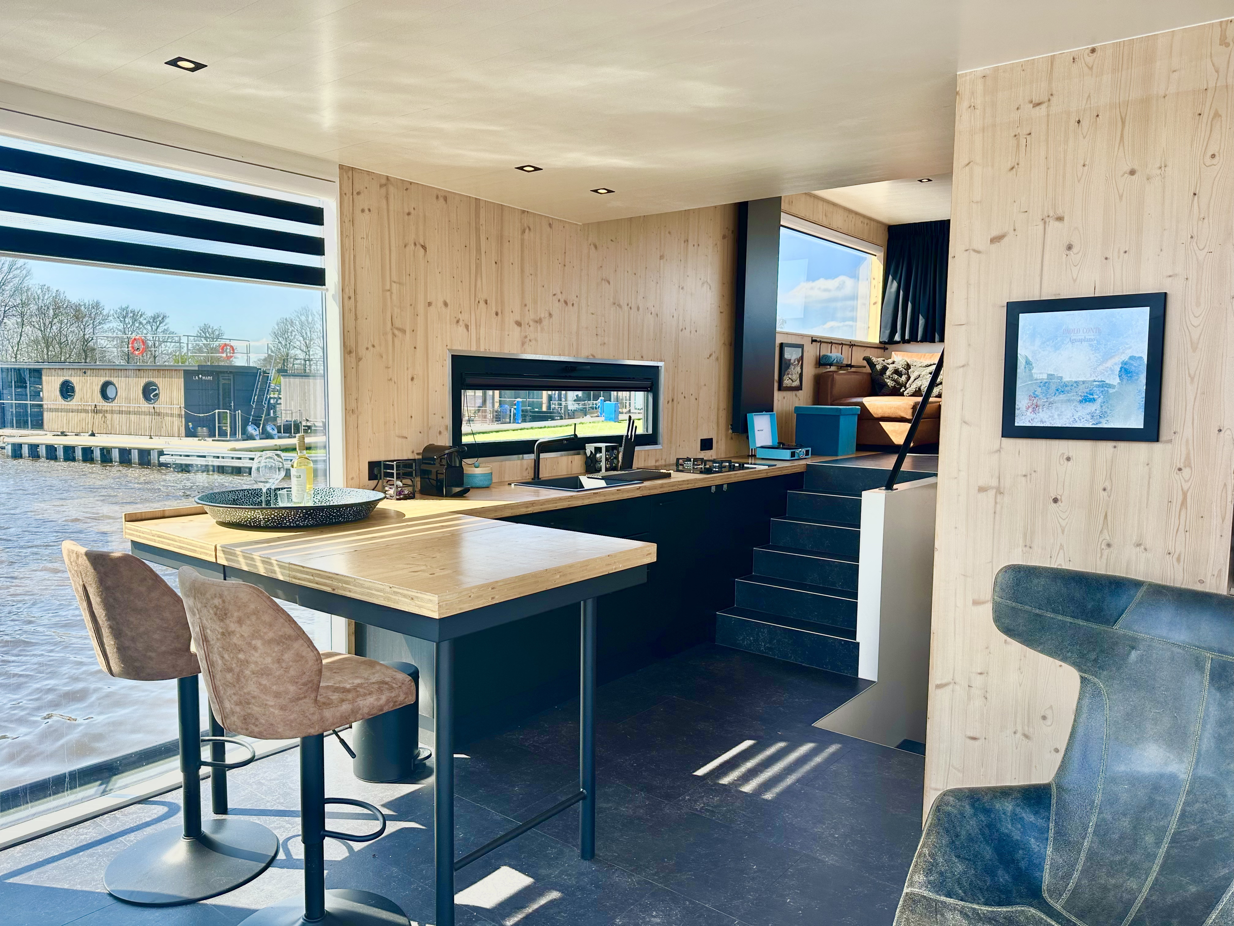 foto: 23 HOMESHIP VaarLoft Volledig Elektrische Houseboat