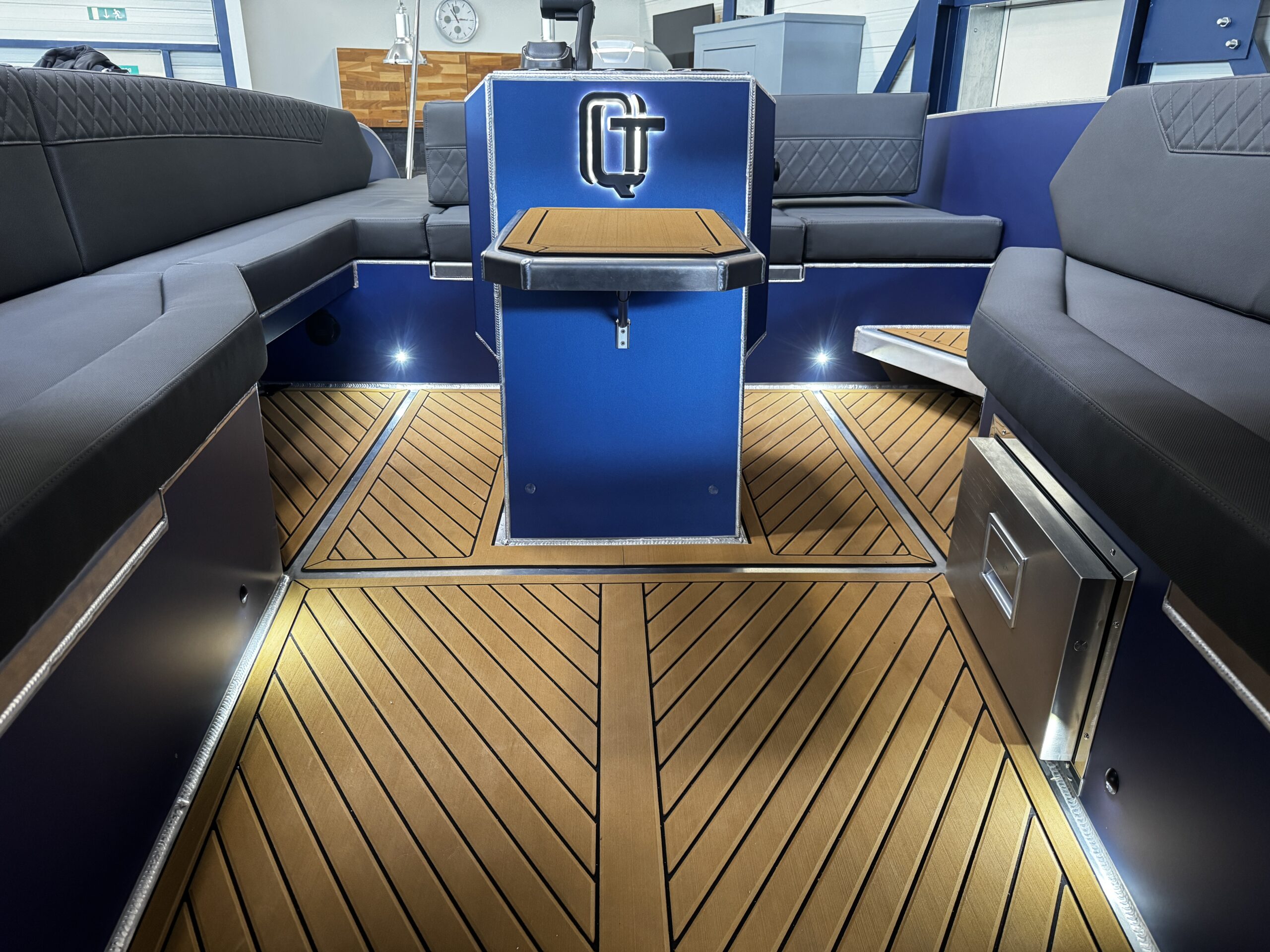 foto: 10 Qualia QT 22 Outboard