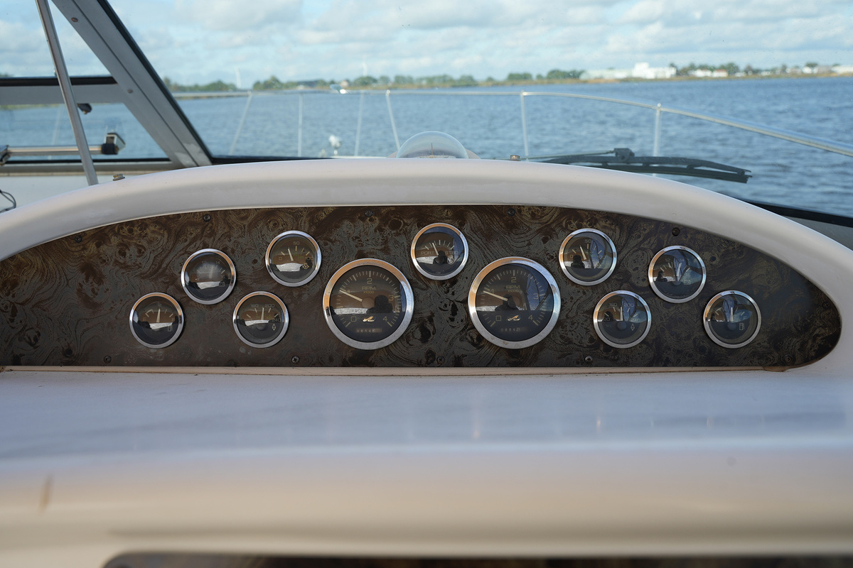 foto: 24 Sea Ray 330 Express Cruiser