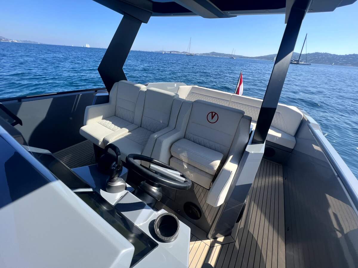 foto: 7 Vanquish  40 Sports Line