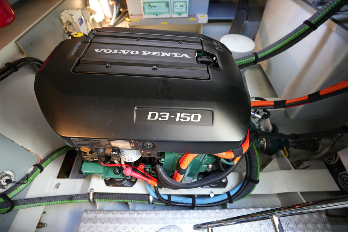 foto: 33 Linssen Grand Sturdy 410 AC Variotop met stabilisator