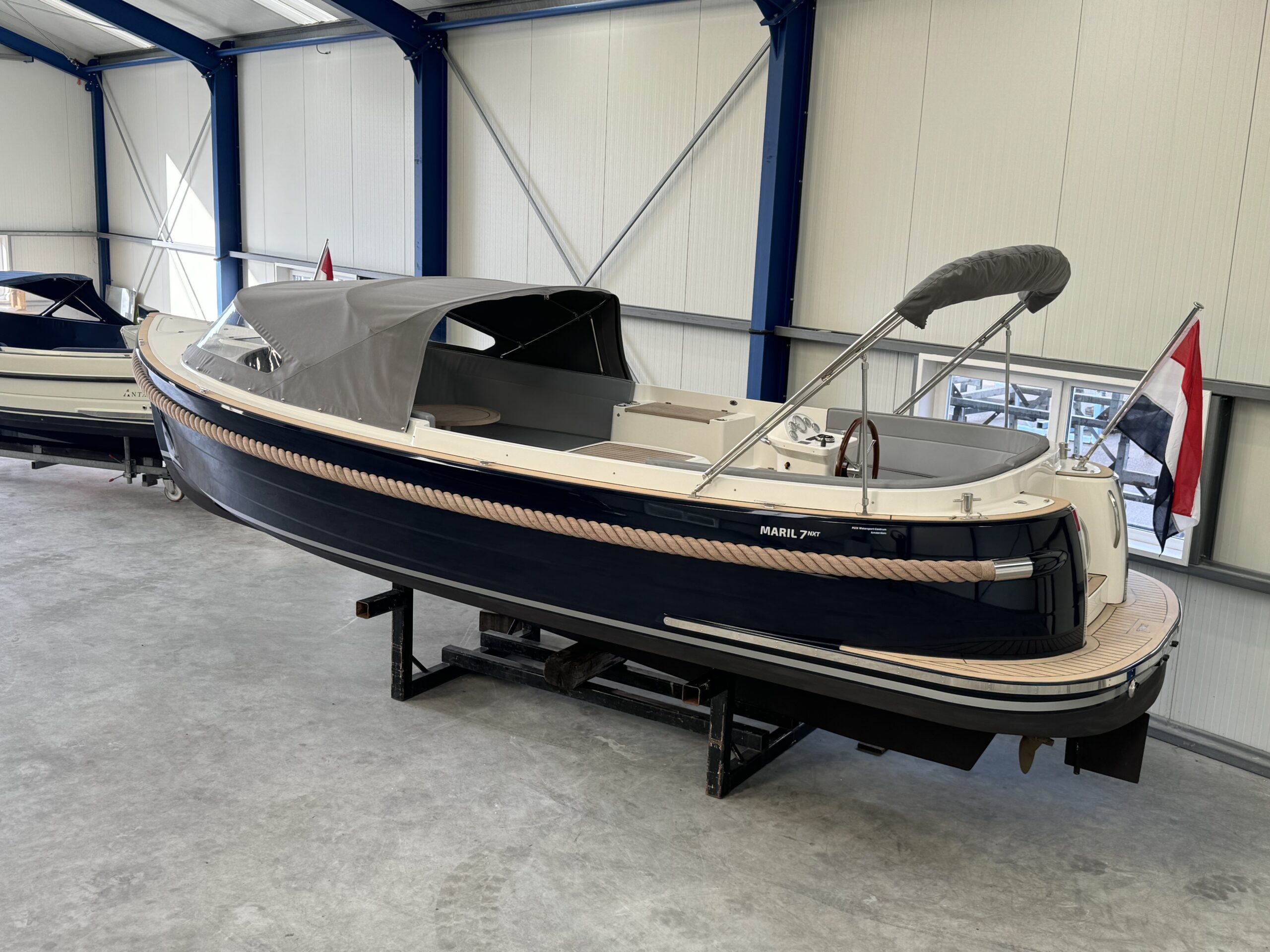 foto: 37 Motorboat 800