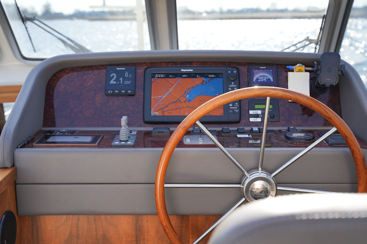 foto: 29 Linssen Grand Sturdy 410 AC Variotop met stabilisator