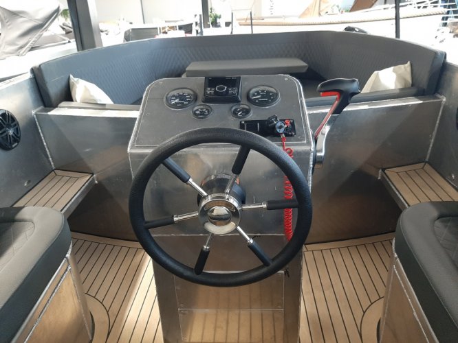 foto: 12 Luxury Alu Tender 65