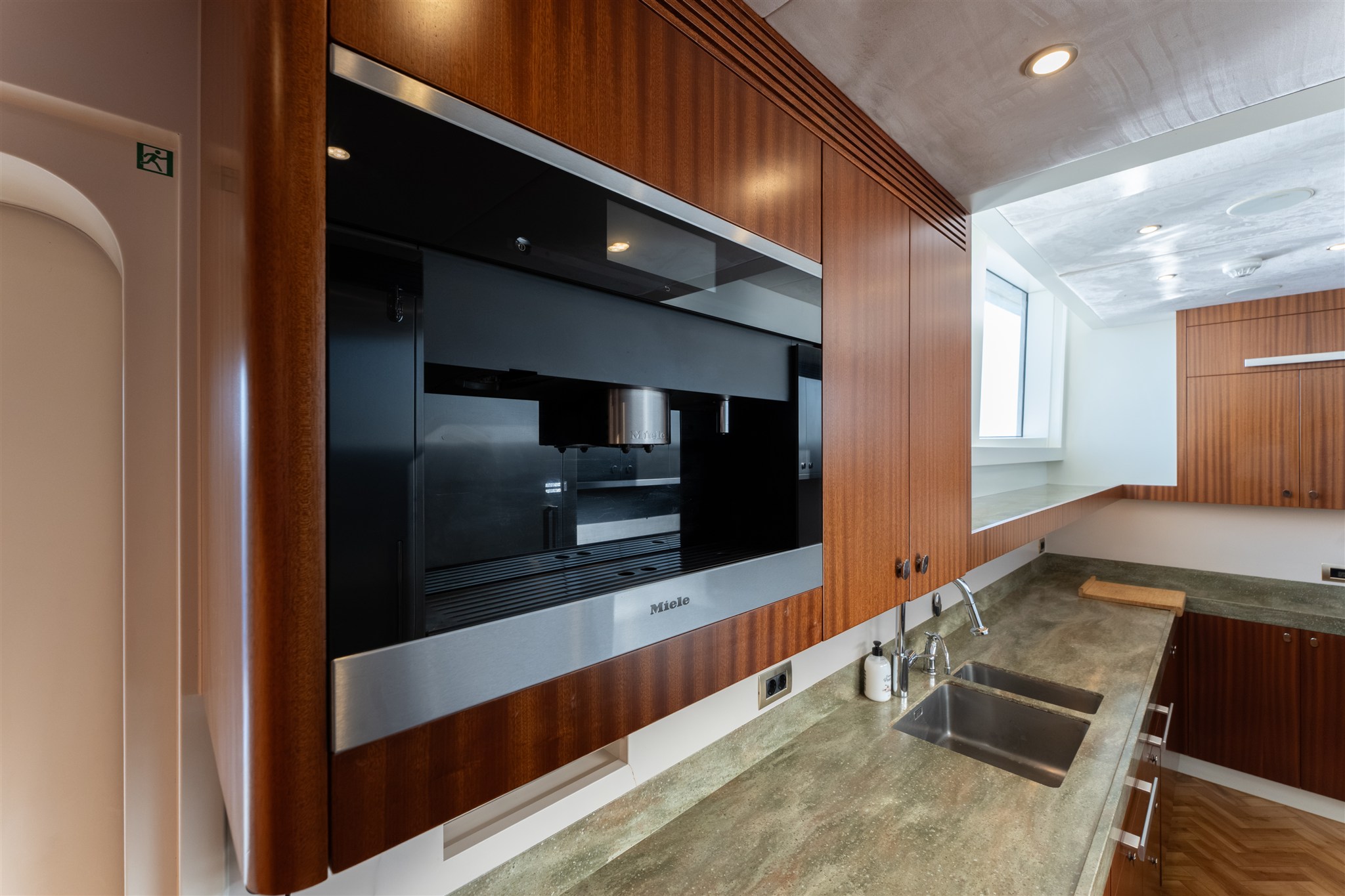 foto: 51 Van Der Valk Shipyard Custom Explorer