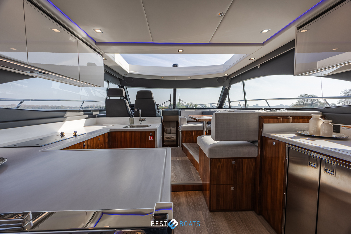 foto: 33 Riviera 4600 SPORT YACHT-PLATINUM EDITION