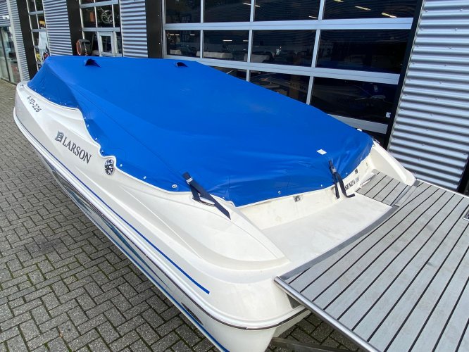 foto: 5 Larson SENZA 186 BOWRIDER