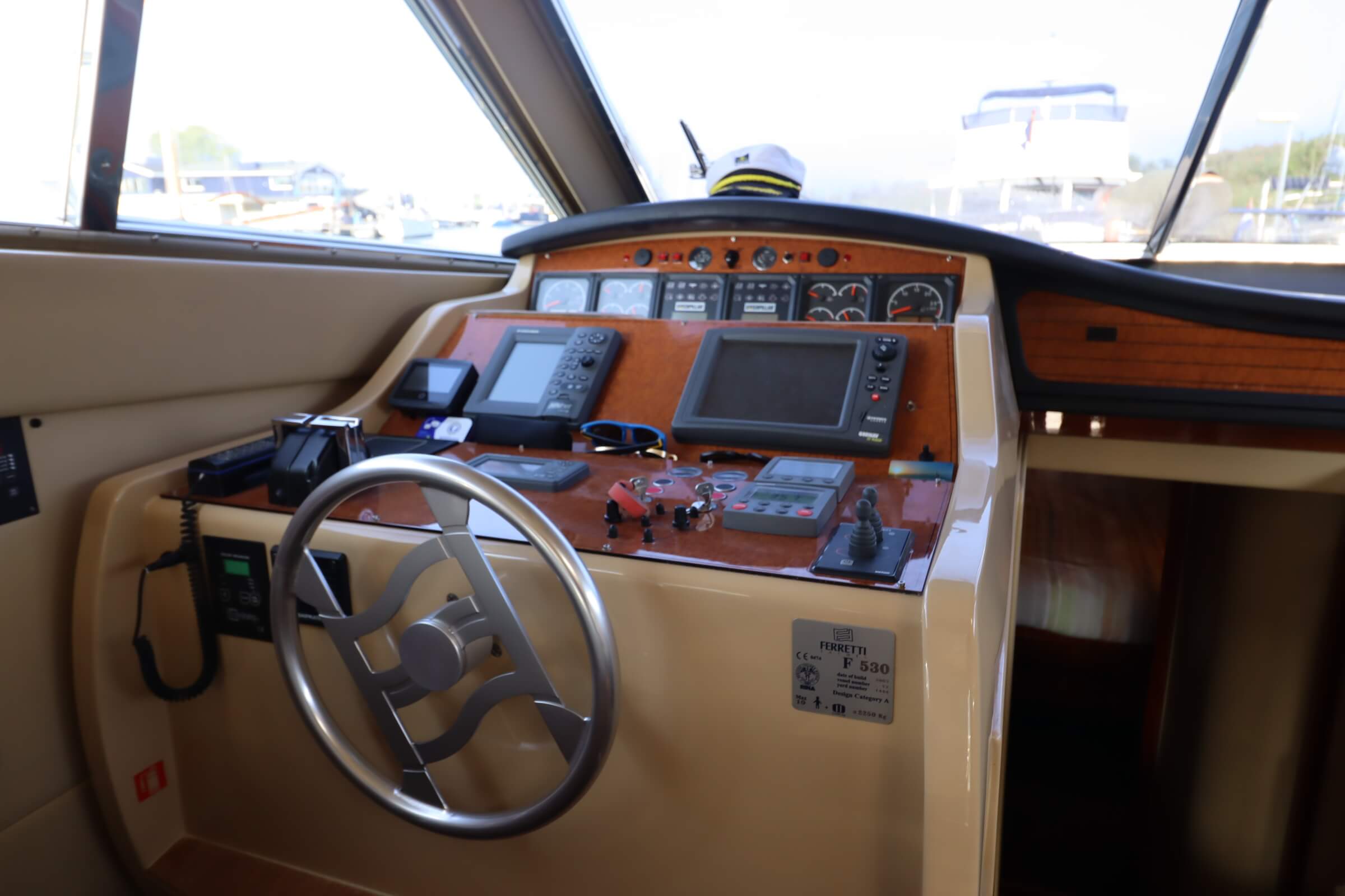foto: 14 Ferretti Yachts 530