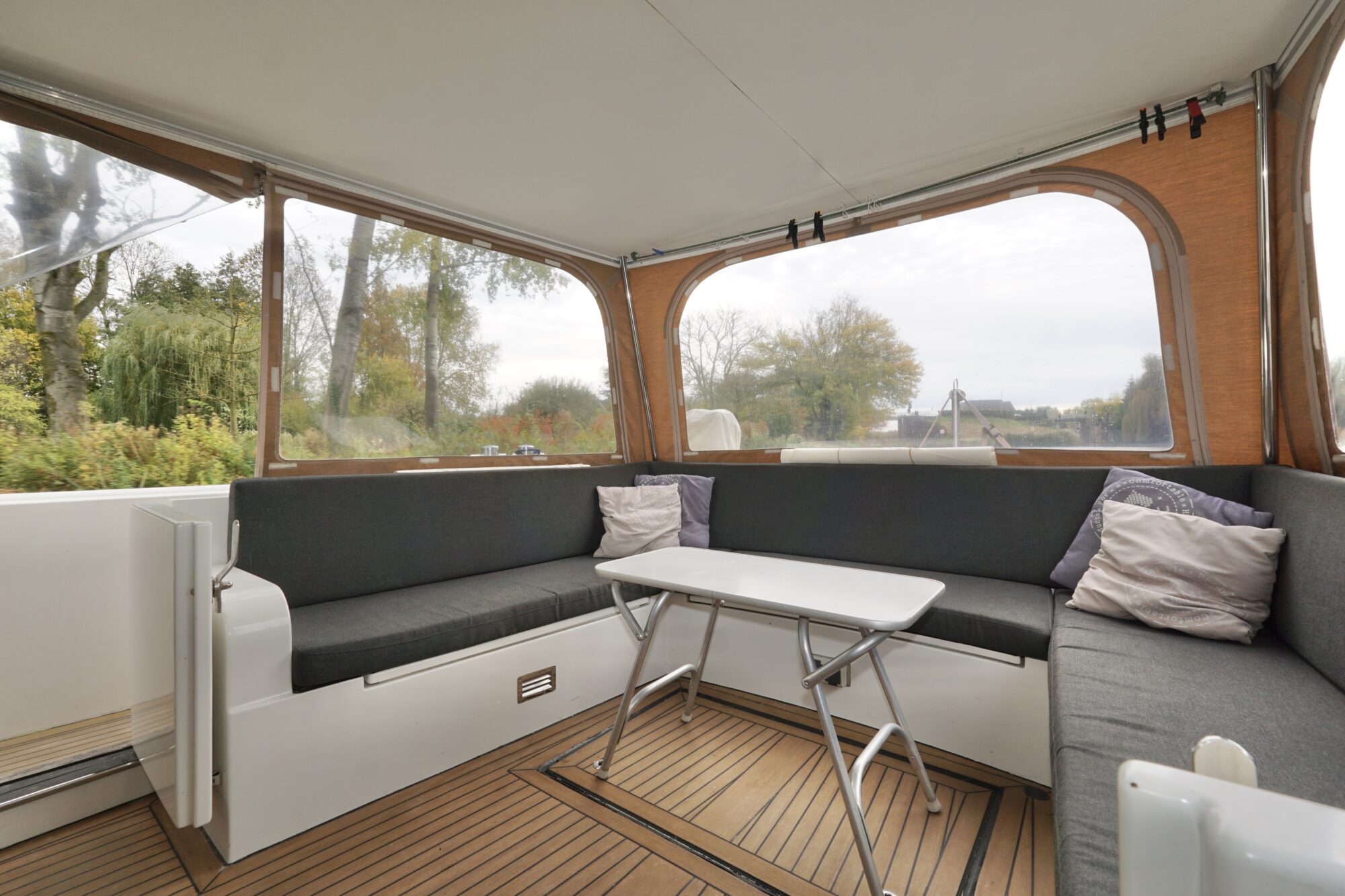 foto: 71 Serious Yachts Serious Yachts Gently Low Bridge 45 Sedan